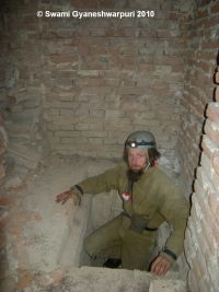 Unikátní fotografie tajné skrýše v pilíři s kazatelnou chrámu Panny Marie ve Křtinách. Foto: Marek Gyaneshwarpuri 2010.